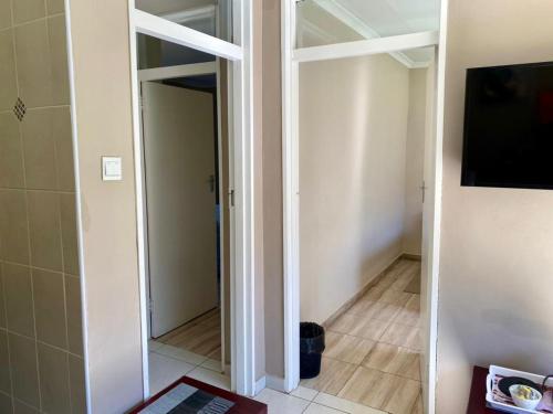 2 bedroomed apartment with en-suite and kitchenette - 2064 - image 2