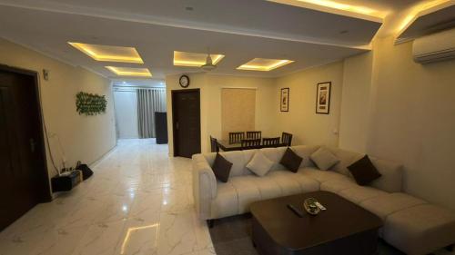 Three bedroom Entire Luxury Apartment Near Airport – khách sạn tại Sarwar Colony