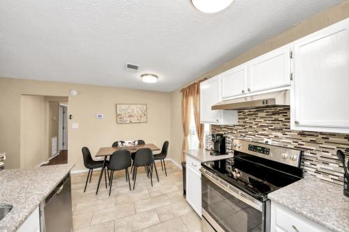 Cozy 3BR Retreat Near NASA and Hobby Airport in Ellington