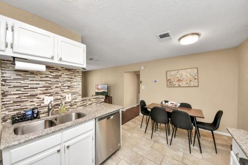 Cozy 3BR Retreat Near NASA and Hobby Airport in Ellington