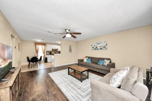Cozy 3BR Retreat Near NASA and Hobby Airport in Ellington