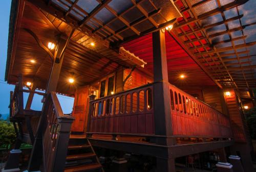 Balcony/terrace, Tum Baan Suan ตุ่มบ้านสวน near Namtok Phlio National Park