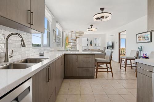 Costa Ensenada Penthouse 505 across the street from Balneario beach – khách sạn tại Rincon