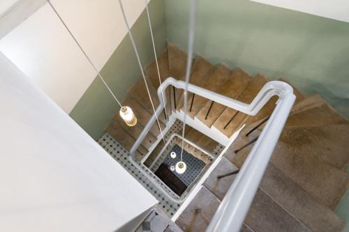 Modern 2BDRM Aprtm w Home Cinema & 2 bathrooms - image 5