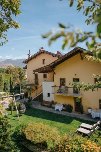 Ansitz Gurtenhof bei Meran, Apartments, Bett und bike Betrieb, eingezäunter Garten, Sauna, Eintritt ins Schwimmbad und Südtirol Pass