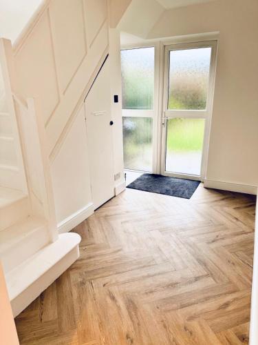 Relax in Comfort, Renovated 3 Bed Nuthall Retreat in 納托爾