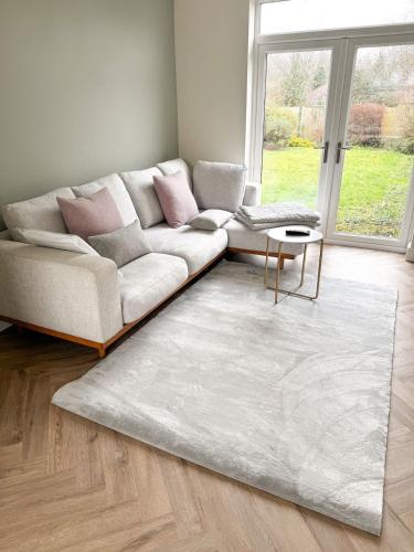 Relax in Comfort, Renovated 3 Bed Nuthall Retreat in 納托爾
