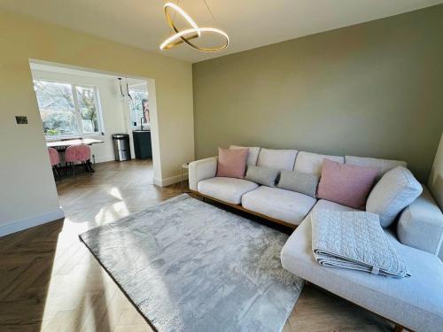 Relax in Comfort, Renovated 3 Bed Nuthall Retreat in 納托爾