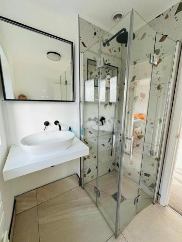 浴室, Relax in Comfort, Renovated 3 Bed Nuthall Retreat in 納托爾
