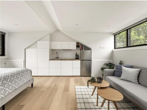 Spacious Architect-Designed Studio in Redfern - image 5