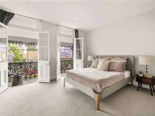 Spacious Architect-Designed Family Home in Redfern - image 2