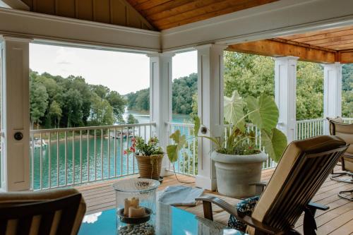 Balcony/terrace, Waterfront Retreat with Dock, Pool and Jet Skis in La Follette