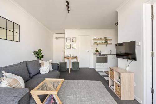 Inner-City Apartment with Pool Gym & Sauna - image 11