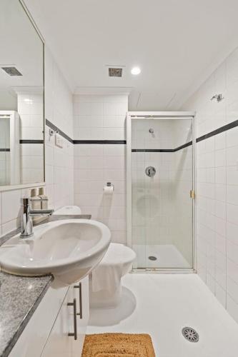 Inner-City Apartment with Pool Gym & Sauna - image 13