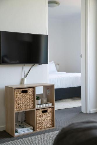Inner-City Apartment with Pool Gym & Sauna - image 12