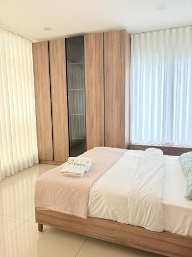 Brown 9 3BR Apt in Sioufi - main image