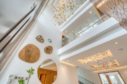 Signature Palm Villa Ultra-Luxury 6 BDR Retreat - image 2