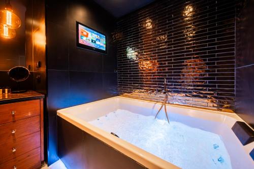 ANS Hanza Tower Apartment with private jacuzzi - Swimming pool, sauna, jacuzzi, viewing terrace - Szczecin
