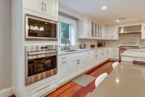 Hudson River Views Briarcliff Manor Home with Deck in Tarrytown (NY)