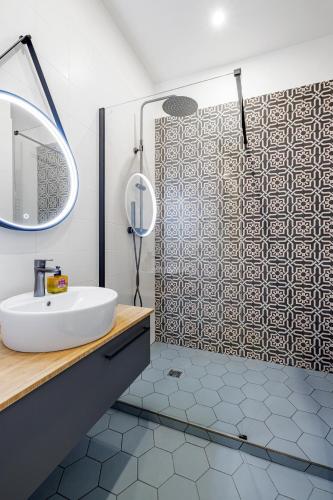 Nice Renting - AMOUR - Haussmann Luxury Sea Balcony Free Parking - image 2