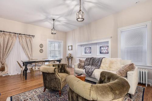 Pineapple House, Romantic 3 Bed 2 Bath Apt, Sleeps 6! Private Balcony! City Center! FREE Parking! in Denver, USA