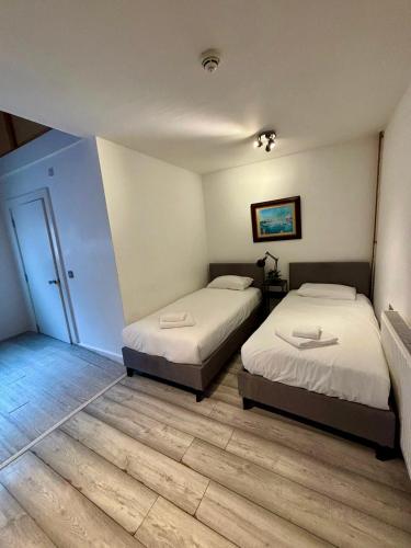 1 queen bed, 2 twin beds
