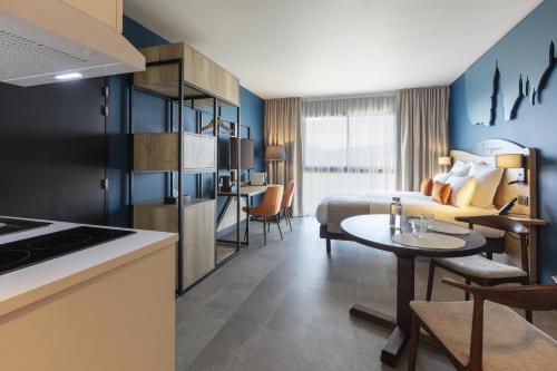 Queen Apartment with Kitchenette