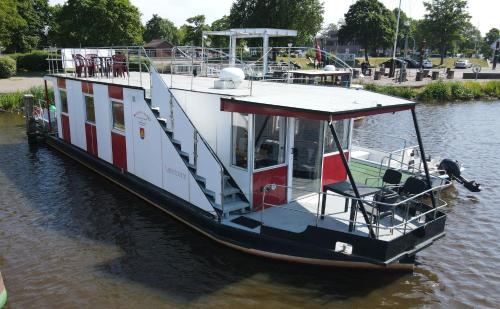 Hausboot Levitate im Hafen von Barßel in Barßel, Deutschland