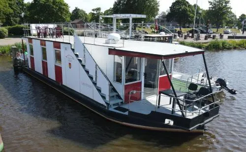 Hausboot Levitate im Hafen von Barßel in Barßel, Deutschland