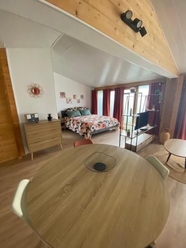 Iekārtas, Chalet bois cosy indépendant climatisé avec petit jardin (Chalet bois cosy independant climatise avec petit jardin) in Saint-Jean-de-Niost (Rhone-Alpes)