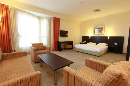 room detail thumbnail 1