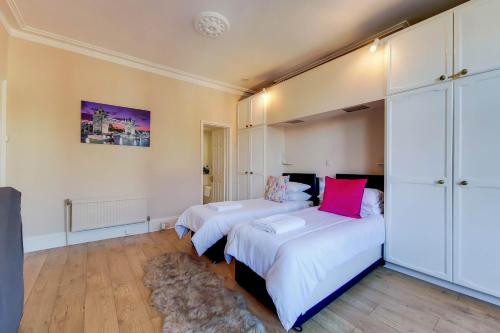 Spacious Apartment In The Heart Of Ealing Broadway - image 8