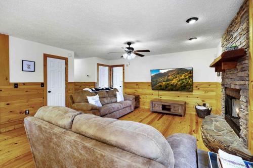 Creekside Home-5 acres-2 min to Orchards in East Ellijay (GA)