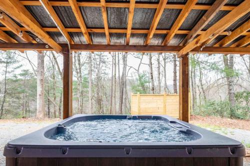 Creekside Home-5 acres-2 min to Orchards in East Ellijay (GA)