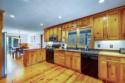 Creekside Home-5 acres-2 min to Orchards in East Ellijay (GA)