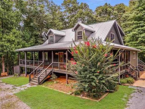 Creekside Home-5 acres-2 min to Orchards in East Ellijay (GA)