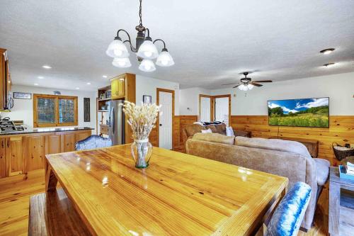 Creekside Home-5 acres-2 min to Orchards in East Ellijay (GA)
