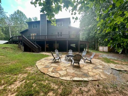 Creekside Home-5 acres-2 min to Orchards in East Ellijay (GA)