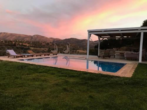Villa Strelitsia in Pitsidia by South Cretan Villas – khách sạn tại Adelianos Kampos