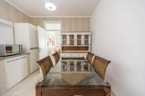 Incrível e Ampla Casa a 200m da Praia da Enseada - image 2