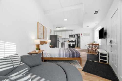 Bright and Cozy 1A Modern and Stylish Studio Apartment, Free Street Parking – khách sạn tại Scott Township / Dormont