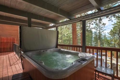 Hot TubSaunaPoolPrivate Beach Tahoe Oasis in Zephyr Cove (NV)