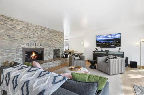 Hot TubSaunaPoolPrivate Beach Tahoe Oasis in Zephyr Cove (NV)