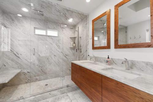 Hot TubSaunaPoolPrivate Beach Tahoe Oasis in Zephyr Cove (NV)