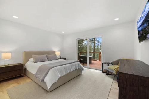 Hot TubSaunaPoolPrivate Beach Tahoe Oasis in Zephyr Cove (NV)