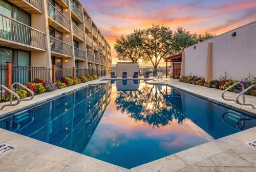 Swimming pool, Ramada by Wyndham Austin South in Austin (TX)