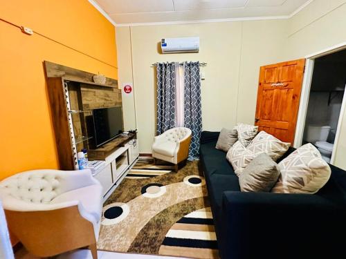 Oceanfront 3BR Comfort Apartment with AC, Wifi and Backup Power – khách sạn tại Georgetown