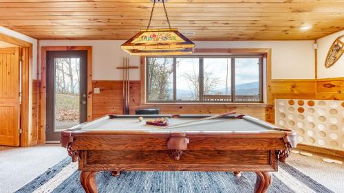 Chestnut by AvantStay Mountain Cabin w Treetop Views Hot Tub Game Room in Gatlinburg, USA