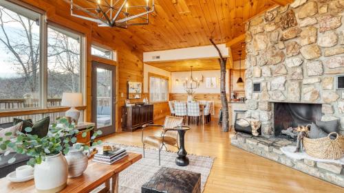 Chestnut by AvantStay Mountain Cabin w Treetop Views Hot Tub Game Room in Gatlinburg, USA