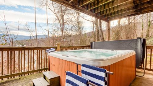 Chestnut by AvantStay Mountain Cabin w Treetop Views Hot Tub Game Room in Gatlinburg, USA